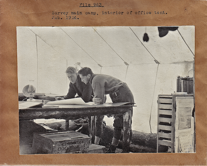 En processus d'inventaire sur le terrain en 1924 (probablement pour la Wayagamack, Source: Fonds d'archives de Produits Forestiers Résolu à Grand--Mère)