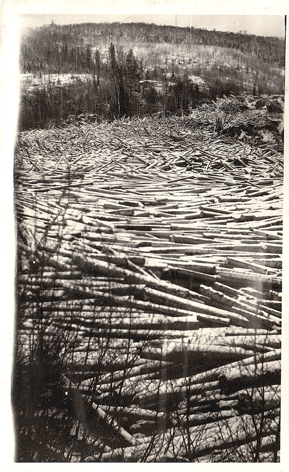  Billots sur la rivière Vermillon (Mauricie) - Date inconnue. (Source: archives de Produits Forestiers Résolu à Culture Shawinigan) 