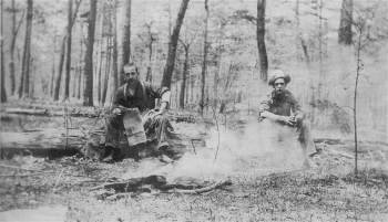 LA photo de messieurs G.-C. Piché et A. Bédard lors de leur formation d'ingénieurs forestiers à l'Université Yale (États-Unis)