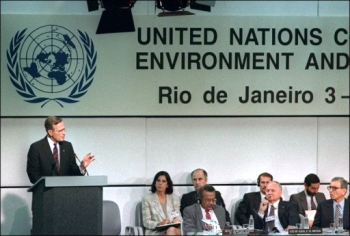 Le président Bush (père) lors de sa conférence à Rio (source)