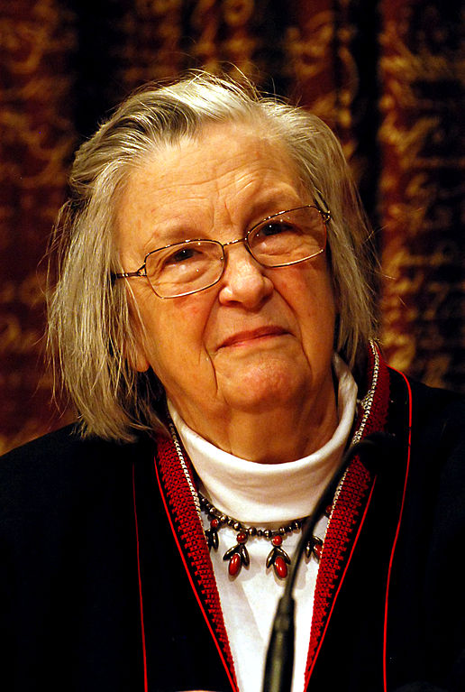 Madame Elinor Ostrom, prix Nobel d'économie en 2009 pour ses travaux sur les commons (© Holger Motzkau 2010, Source: Wikimedia Commons https://commons.wikimedia.org/wiki/File%3ANobel_Prize_2009-Press_Conference_KVA-30.jpg)