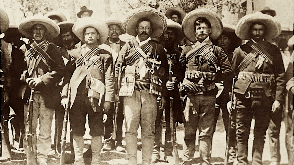 Une figure légendaire de la révolution mexicaine de 1911: Pancho Villa avec des partisans (Wikimédia commons)