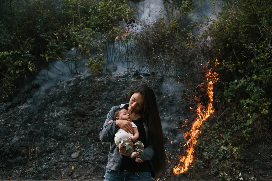 Mère et son garçon, brûlage dirigé autochtone dans le montagnes Klamath