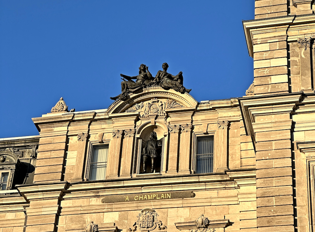Statue de Champlain au parlement de Québec