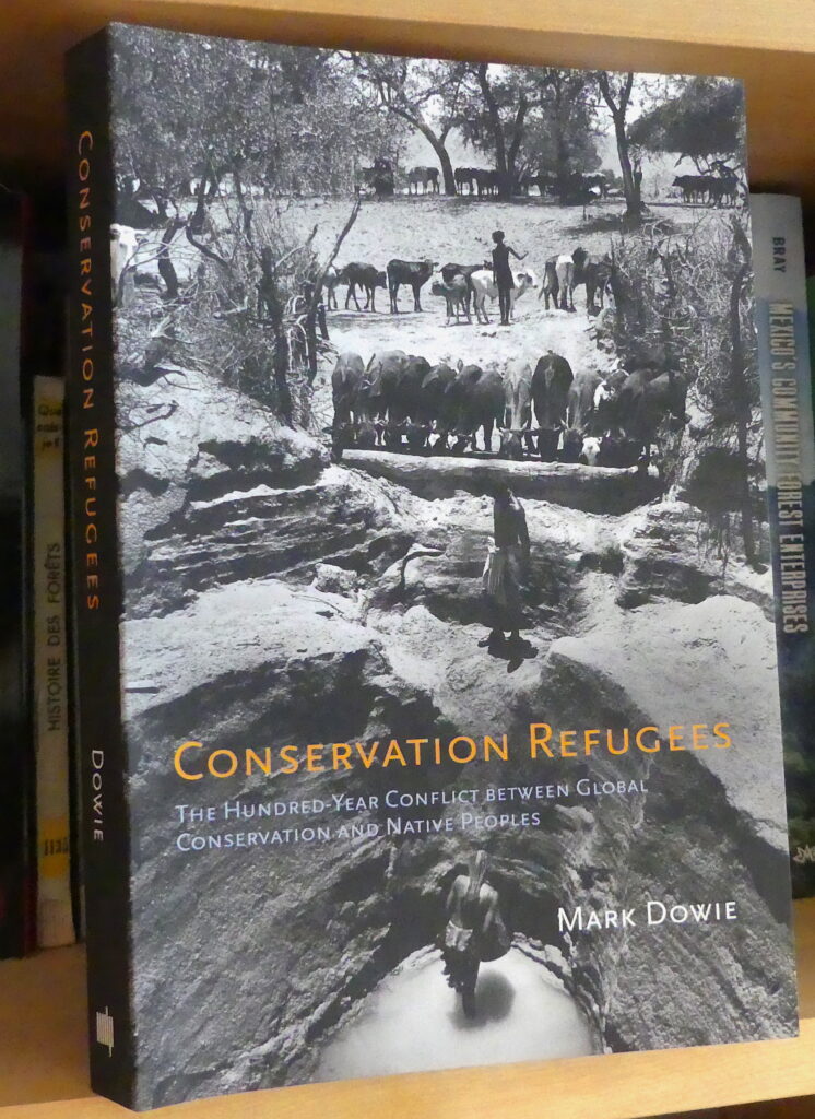 Page couverture du livre *Conservation refugees* de Mark Dowie